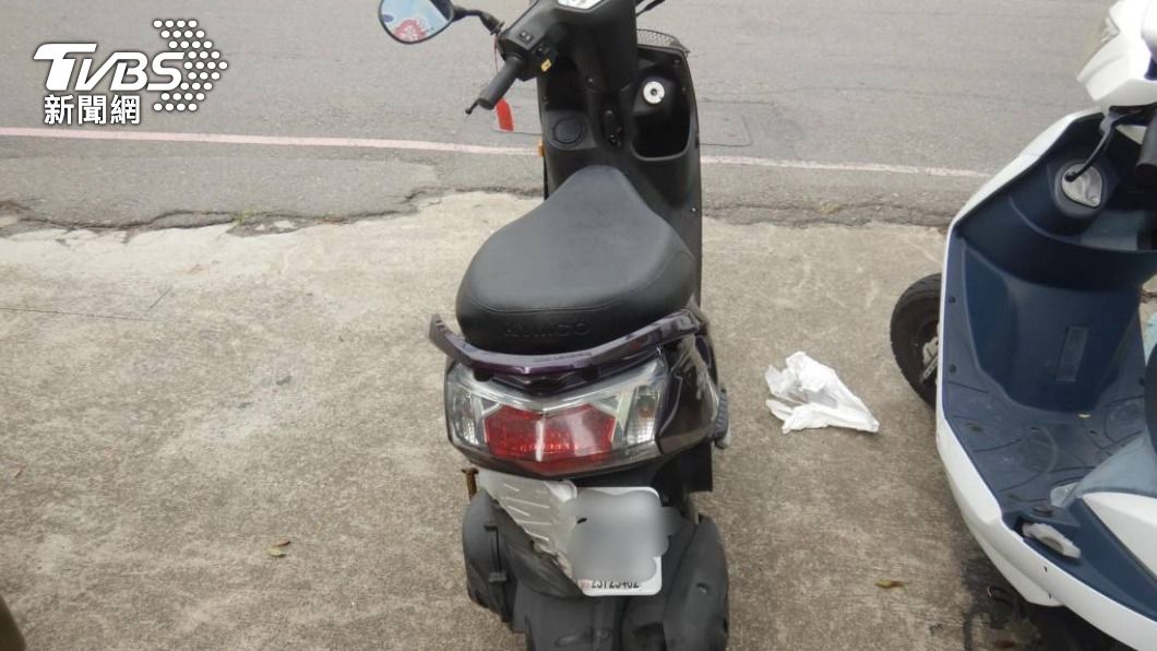 機車左右兩側有明顯毀損。(圖/警方提供)