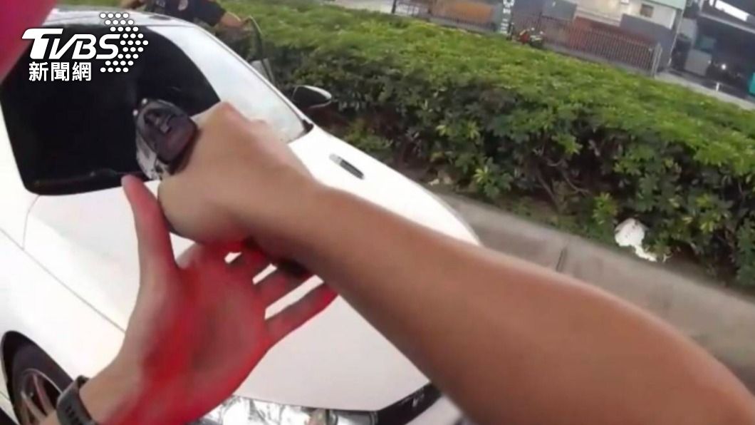 攔檢還不停!下車見霹靂小組持槍 男駕駛傻眼瞬間超配合