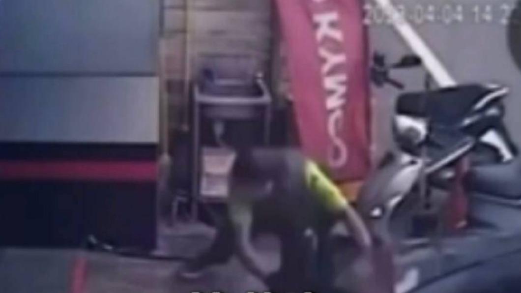 妻兒在後座！兩光男忘拉手煞車　「金手臂力王」衝出擋車超勇