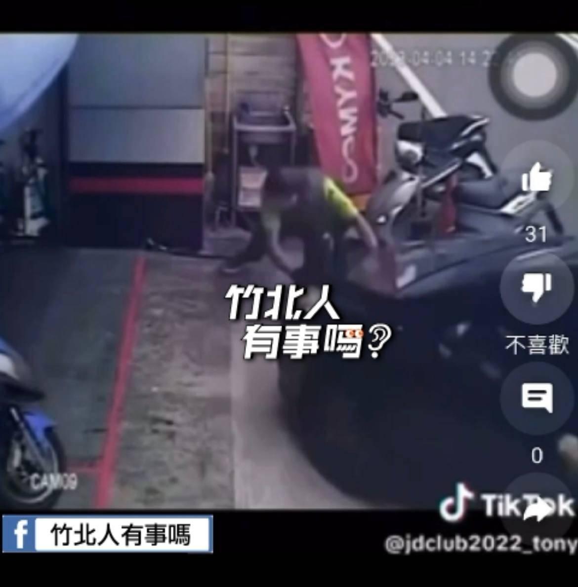 網友大讚機車行店員是「金手臂力王」。(圖/翻攝自臉書「竹北人有事嗎」)