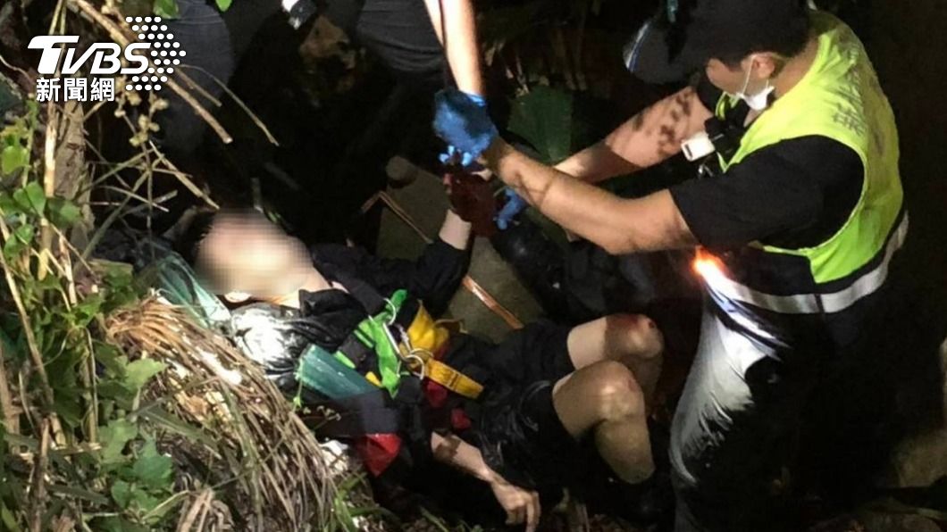 轉彎不過「摔3米深水溝」 男騎士疑背骨折消防吊掛救人