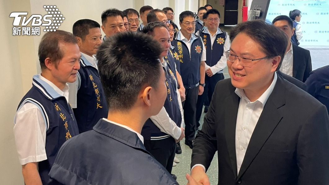 內政部長林右昌親切問候警察同仁。(圖/TVBS)