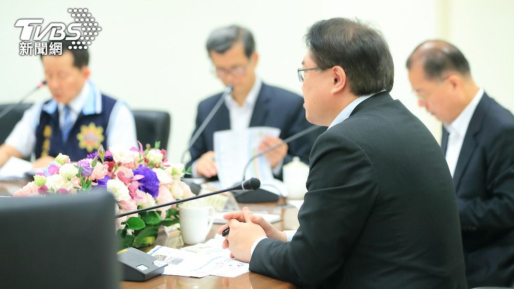 林右昌聽取簡報。(圖/TVBS)