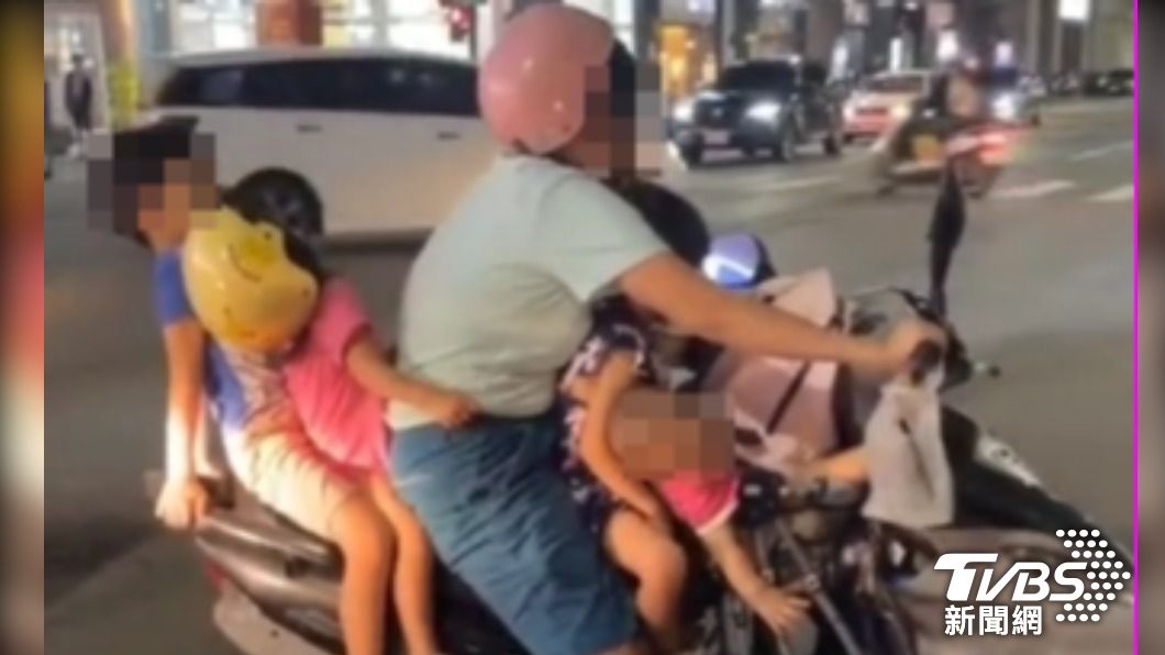 驚! 大人騎車五貼載幼兒 尾座男童小手險抓不住
