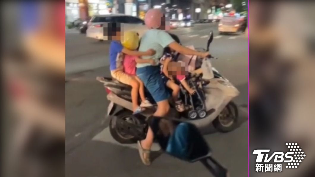 機車「五貼」，婦人騎車載4小孩，網見狀嚇呆。（圖片翻攝／記者爆料網）