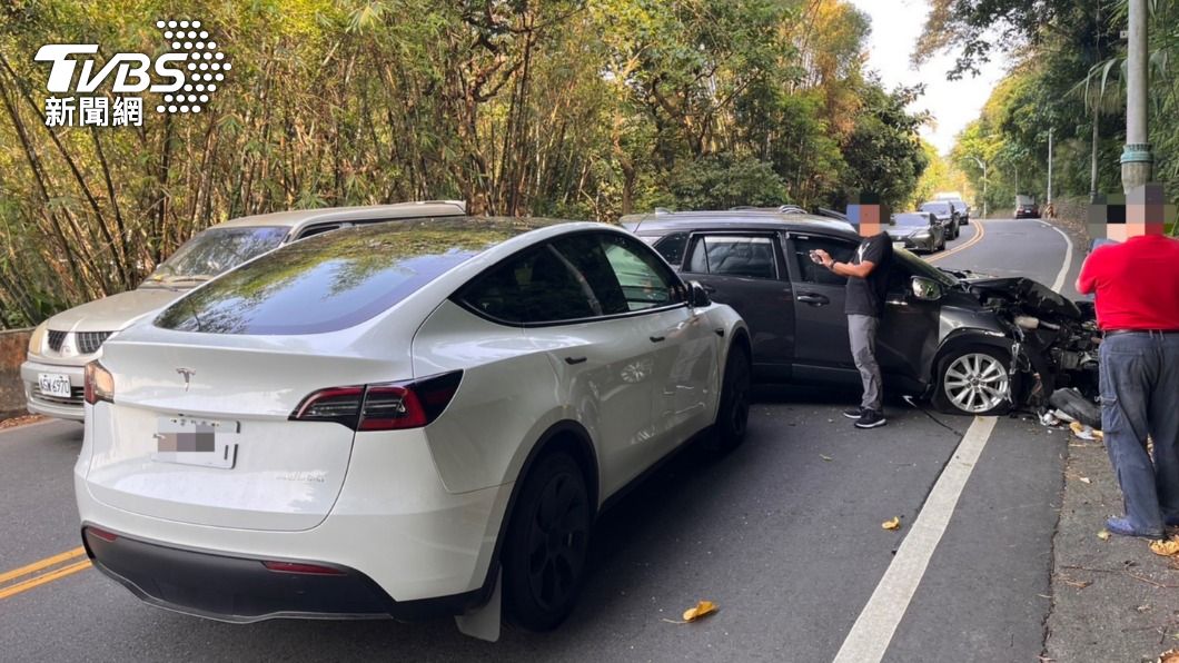 太早起!精神不濟撞電桿 後車特斯拉閃不及追撞車頭凹