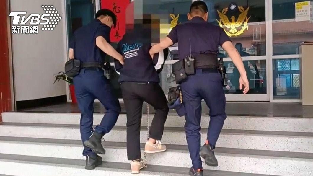 車手被警方帶回。(圖/TVBS)