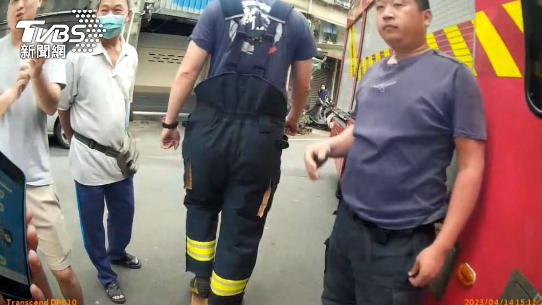 同棟民宅樓上住戶也表示，因加裝住警器才及時發現火災逃生。（圖／TVBS）