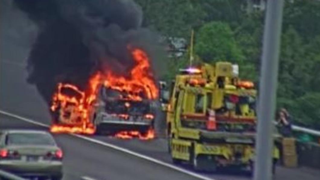 國道一號堤頂高架火燒車。（圖／翻攝自國道公路即時影像）