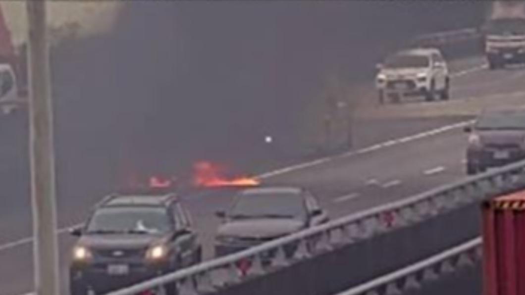 現場濃黑煙遮蔽駕駛行車視線。（圖／翻攝自國道公路即時影像）