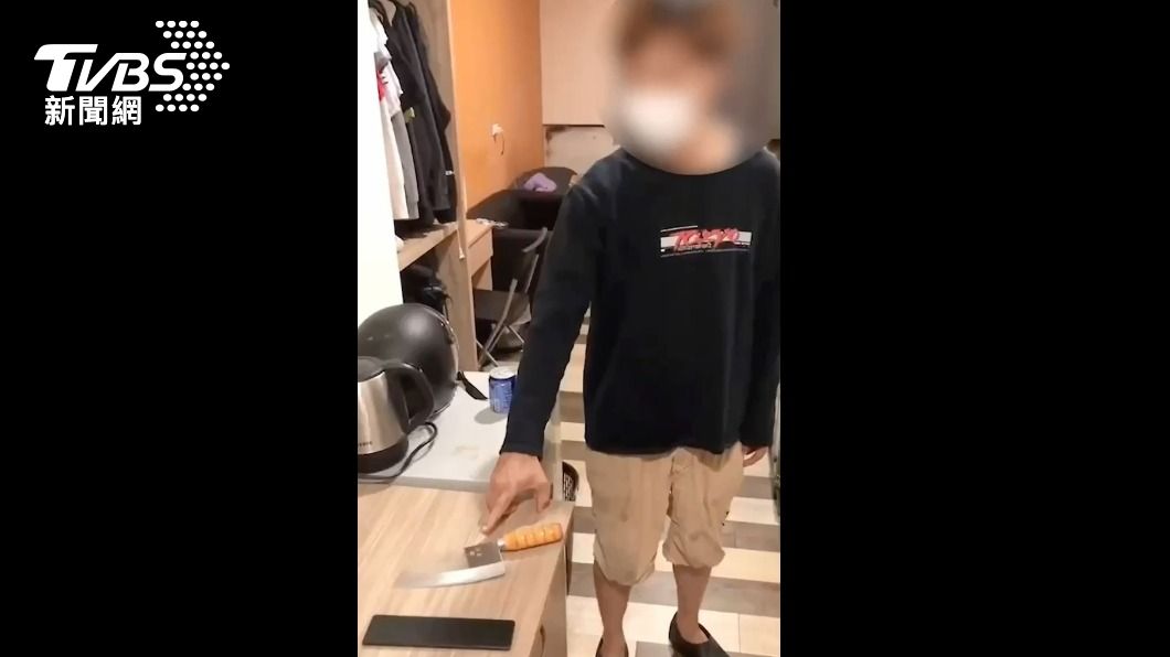警方逮捕張男，在租屋處查獲犯案菜刀。（圖／TVBS）