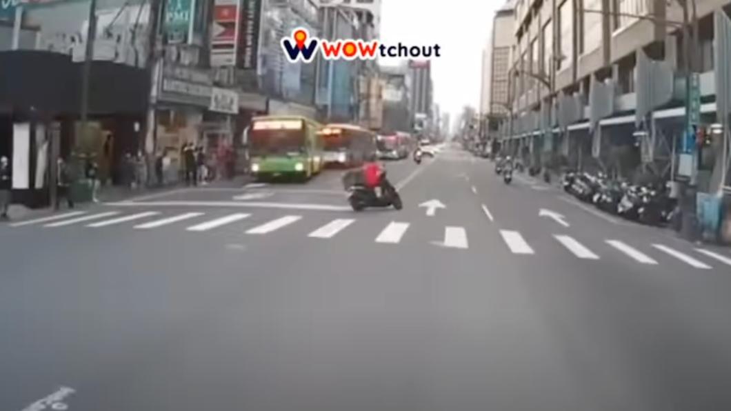 林姓飲料店員違規迴轉。（圖／翻攝自WoWtchout - 地圖型行車影像分享平台）