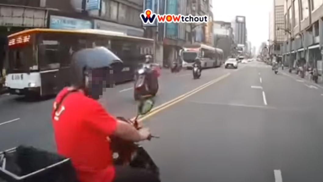 林男先俟機攔車。（圖／翻攝自WoWtchout - 地圖型行車影像分享平台）