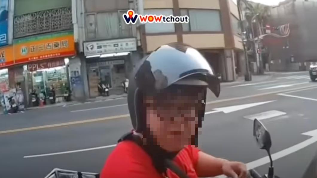 大聲的就贏?飲料店員疑違規迴轉被叭 竟爆氣攔車飆髒話