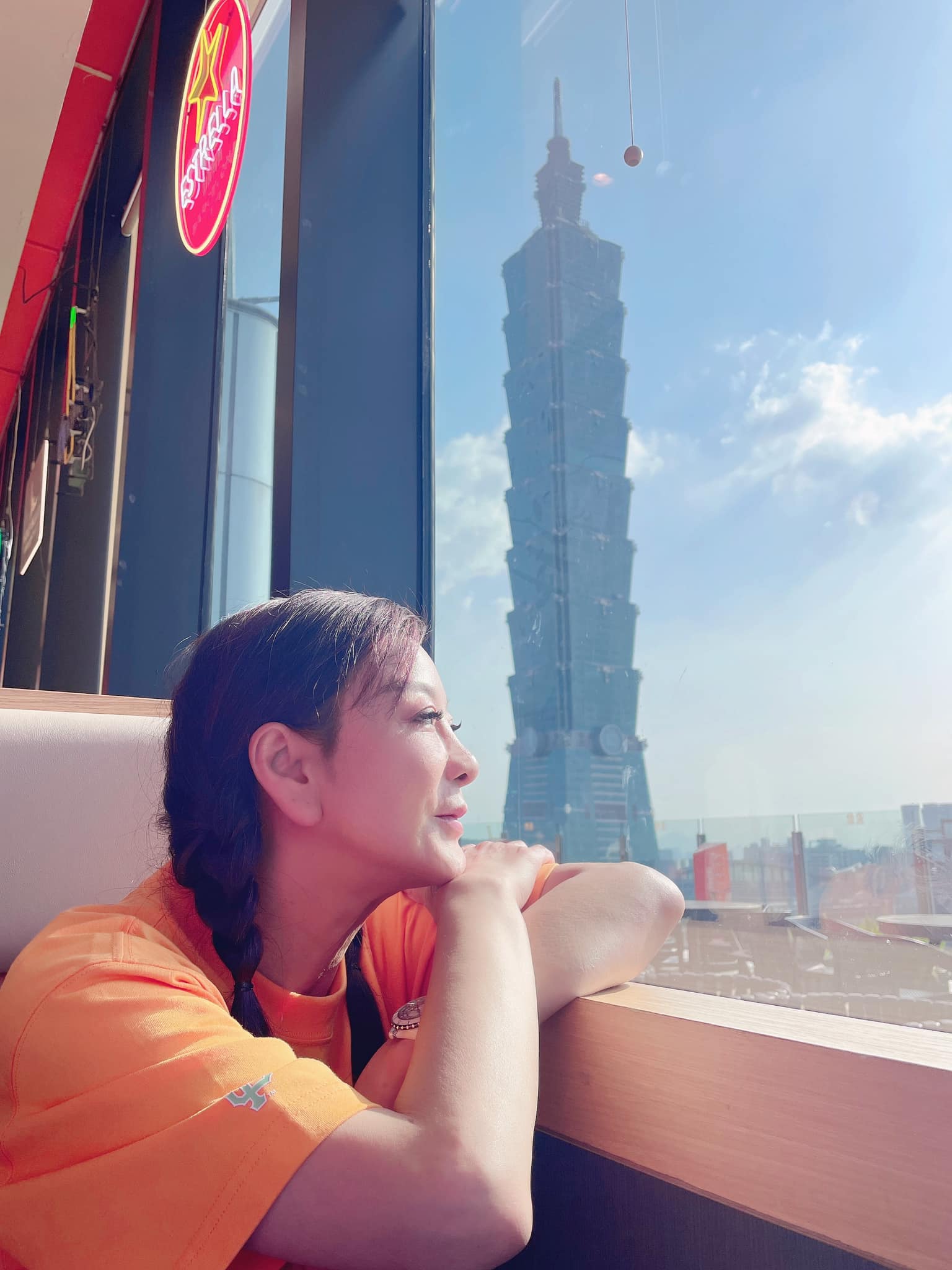 楊繡惠曬照，直言自己越來越年輕了。（圖／翻攝自楊繡惠臉書）