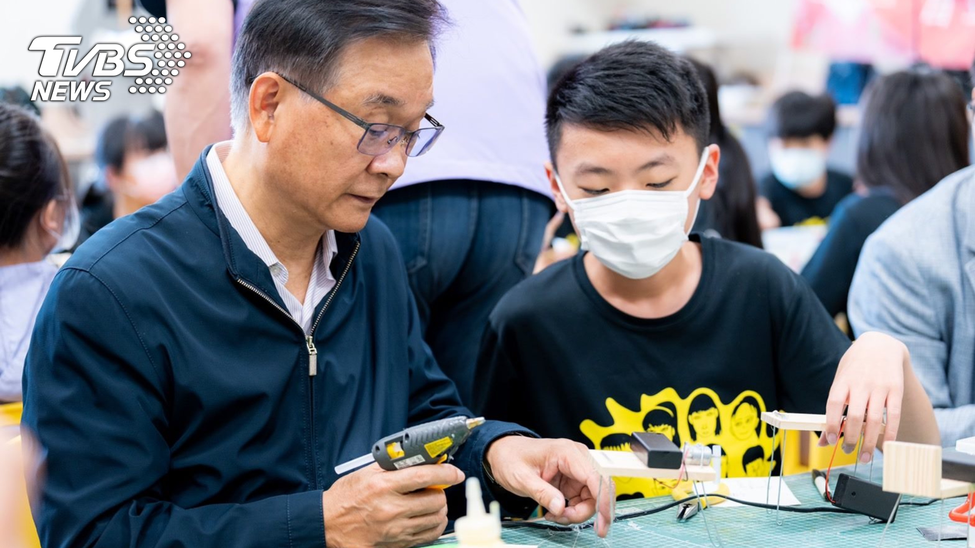 教育局湯志民局長與東新國小6年級學生一同體驗日新科技中心「抖抖機械獸」課程 (圖/台北市教育局)