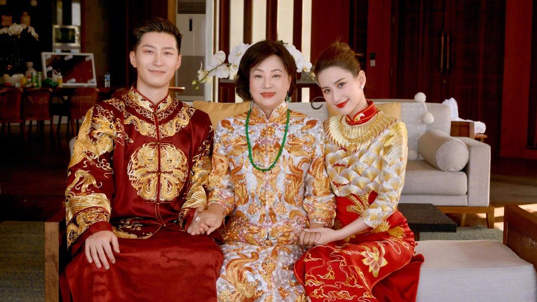 何超蓮母親陳婉珍現身峇厘島,將女兒託付給女婿竇驍。(翻攝自竇驍 微博)