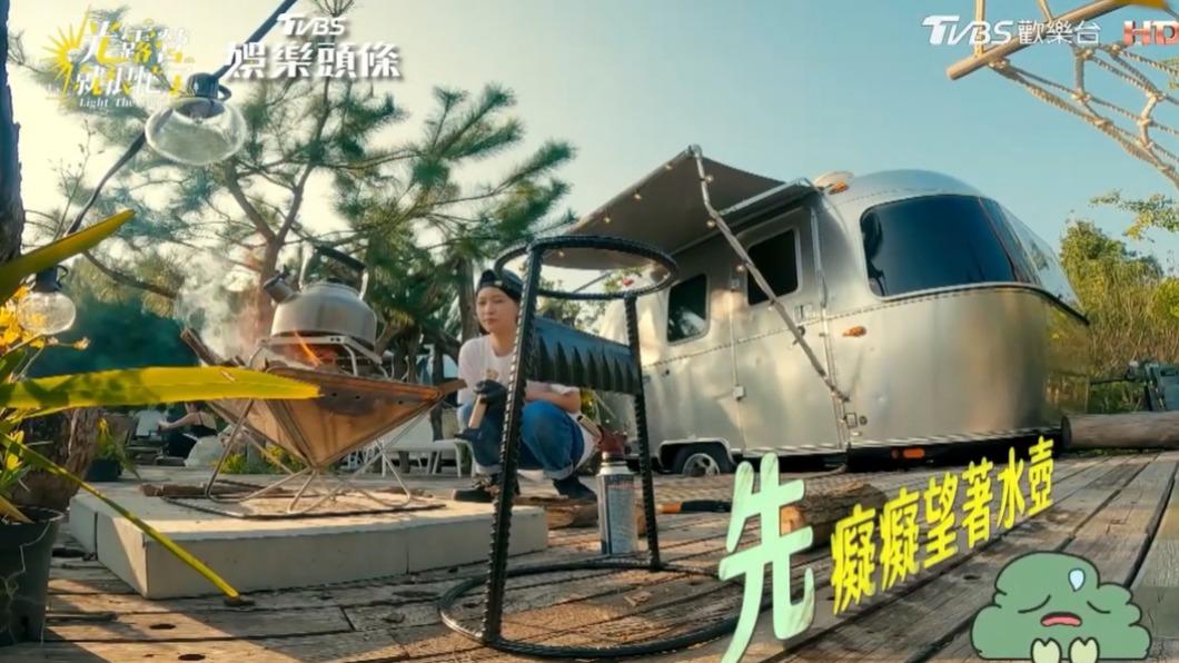 江宜蓉獨自顧柴火。(圖/翻攝自《光露營就很忙了》)