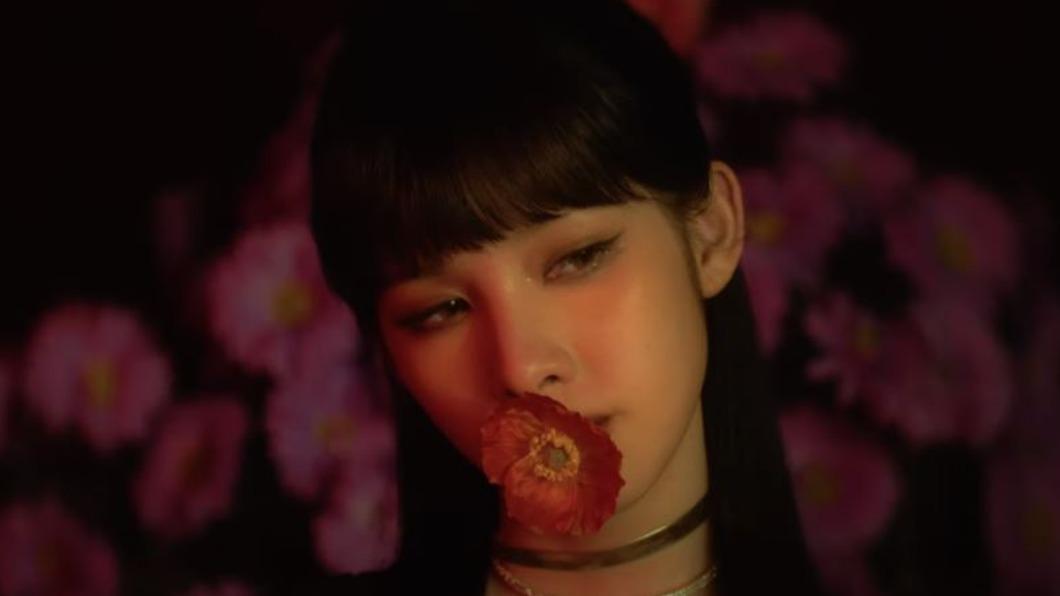 夏菈在新歌MV中有咬紅花的畫面,被疑抄襲Jisoo的新歌。(圖/趣放娛樂提供)