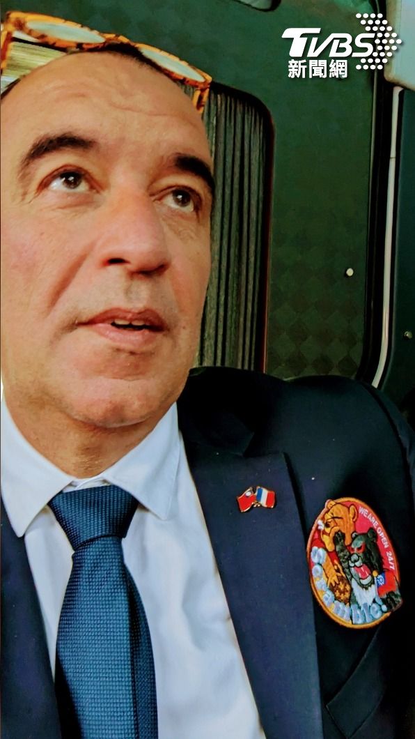 法國國民議會友台小組主席博多黑訪問台灣，配戴爆紅的「黑熊揍小熊維尼」臂章，引發外界高度討論。（照片來源 博多黑推特）