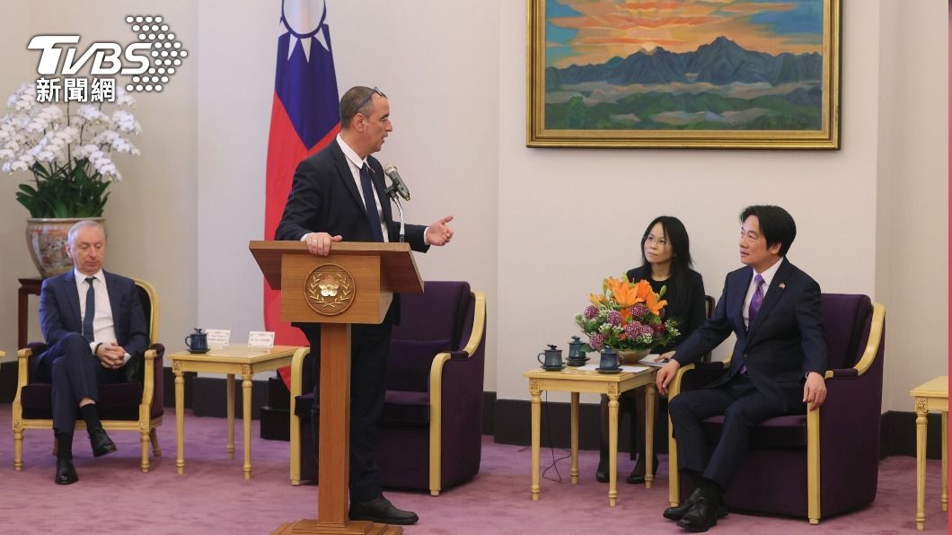 博多黑在總統與副總統賴清德會晤，更帶來法國總統馬克宏的口信。（照片來源 總統府提供）