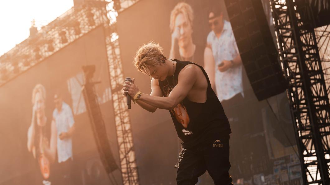 J.Sheon演出結束後,開心品嘗當地美食。(圖/Rolling Loud提供)