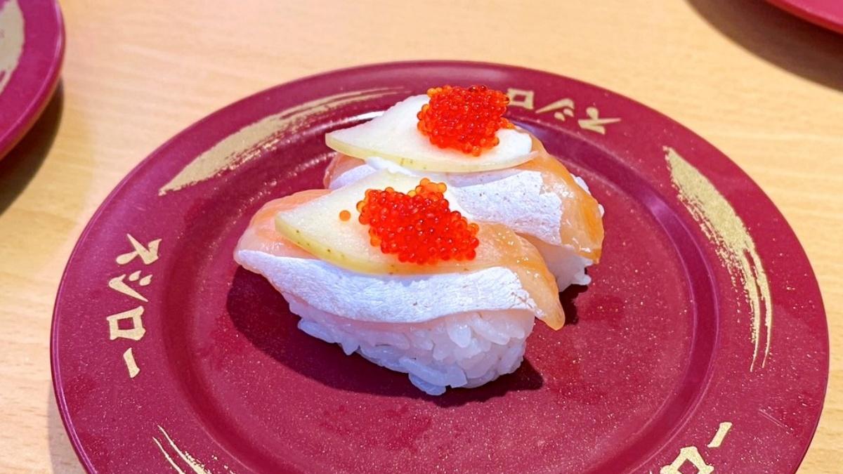 蘋果飛魚卵鮭魚腹。(圖/壽司郎提供)