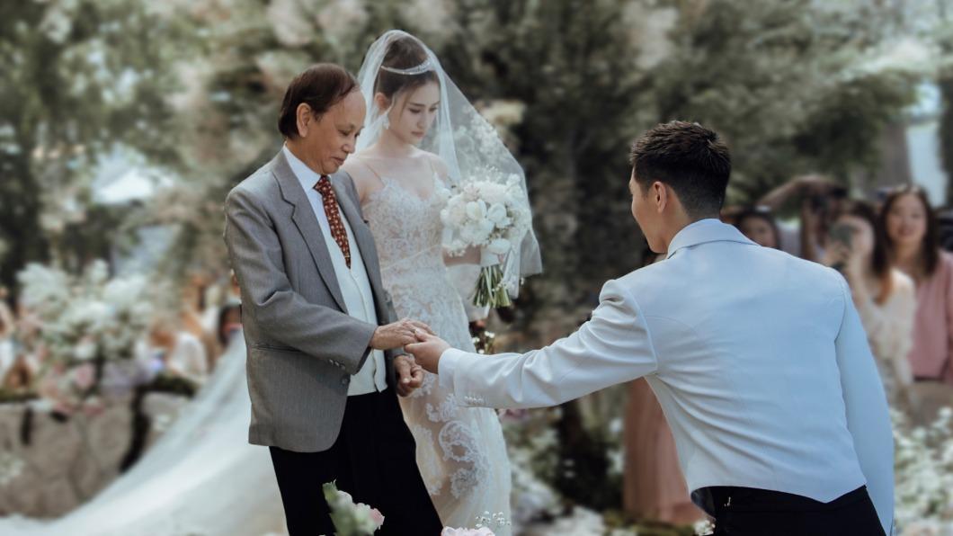 何超蓮牽著舅父的手，步入婚禮現場。（圖／翻攝自微博）