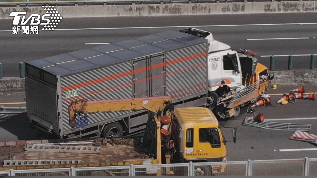 國道滑手機 撞工程車2死駕駛判6個月