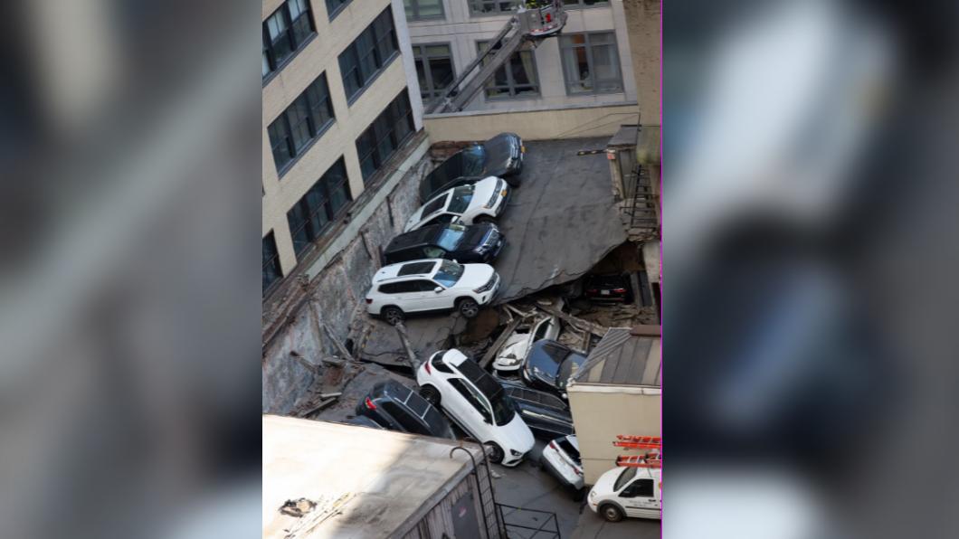 崩塌造成停車場水泥地板碎裂。（圖／翻攝自 推特）