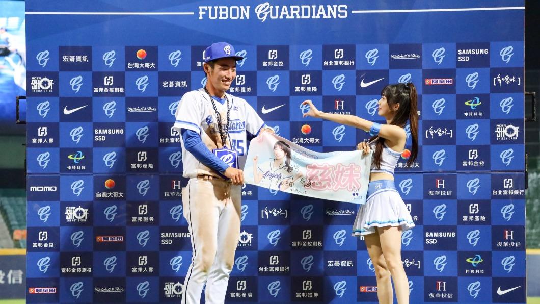 球員劉俊豪(左)12日拿下MVP,賽後和啦啦隊員慈妹(右)合照。(圖/翻攝富邦悍將臉書)