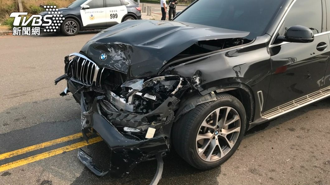 這下賠慘了!越南移工無照借車還闖紅燈 撞爛BMW休旅車