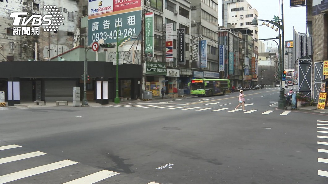 飲料店員迴轉遭騎士按喇叭 反嗆對方危險駕駛