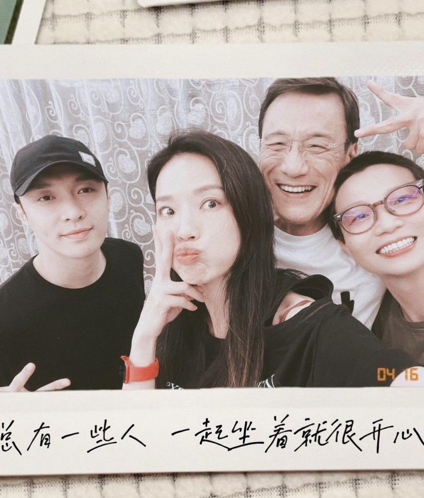 梁家輝與舒淇及其他好友們一起合影留念。(圖/翻攝自舒淇IG)