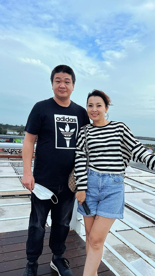 老公將房子登記在唐儷(右)底下。(圖/翻攝自唐儷臉書)