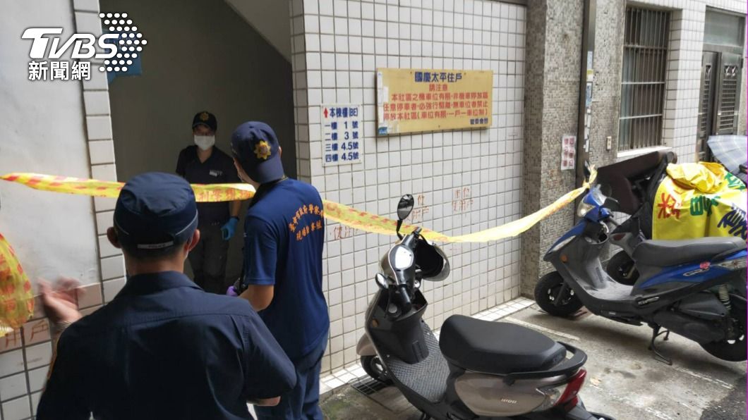 兩名男子為愛互砍。（TVBS）