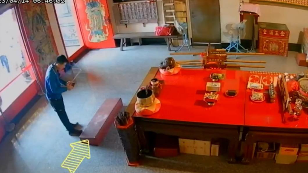 師公看到鞋印驚覺怪異。(圖/TVBS)