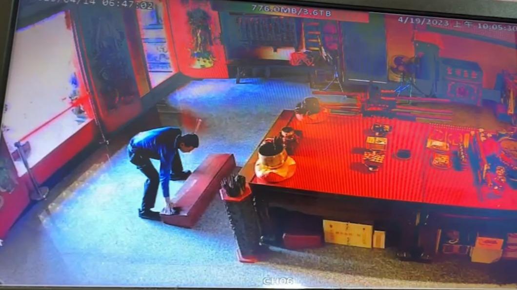 師公拿抹布擦鞋印。(圖/TVBS)