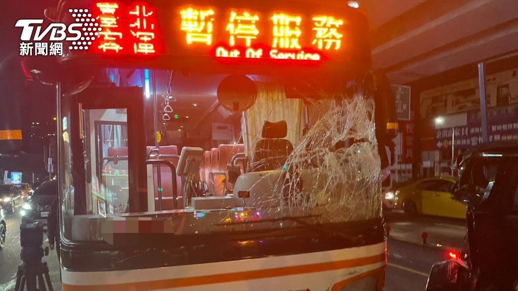 只是夜太黑?公車猛撞3轎車擋風玻璃全裂 駕駛怒K司機