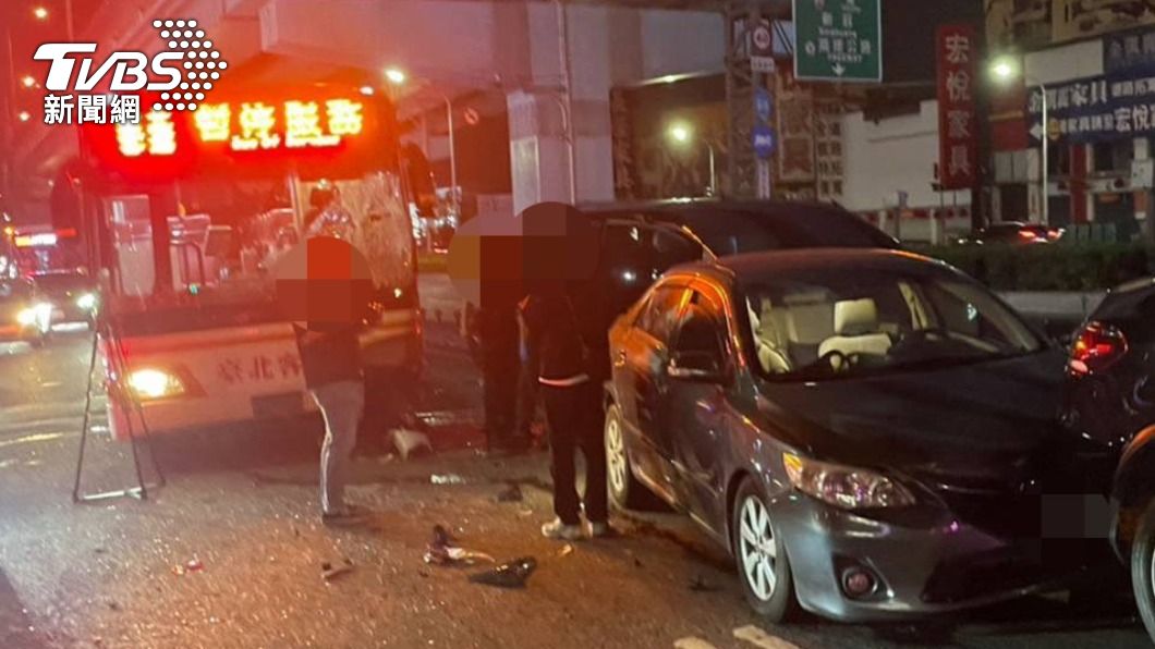 公車司機遭其中一名駕駛毆打。（圖／TVBS）