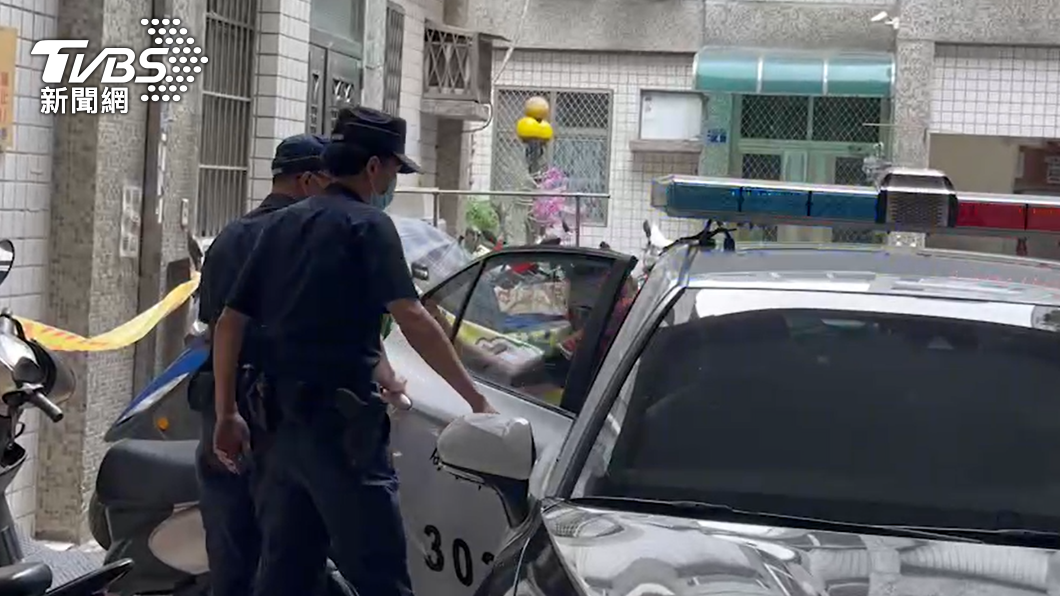 李女和員警回派出所釐清案情。(TVBS)