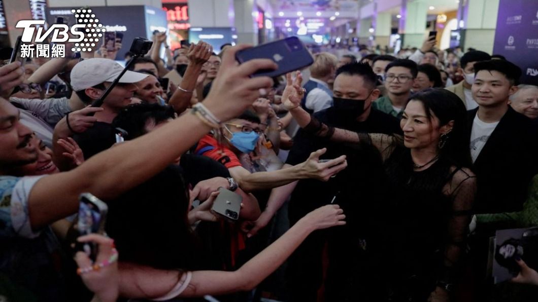 楊紫瓊拿小金人回家鄉 與大馬媒體分享喜悅