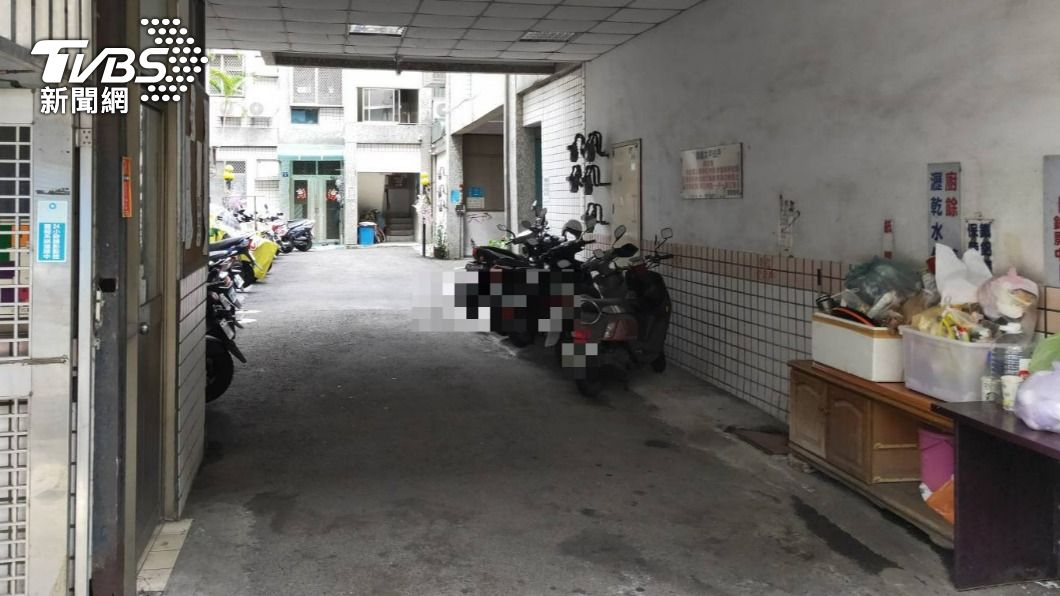 兩男一言不合就持刀互砍。(TVBS)