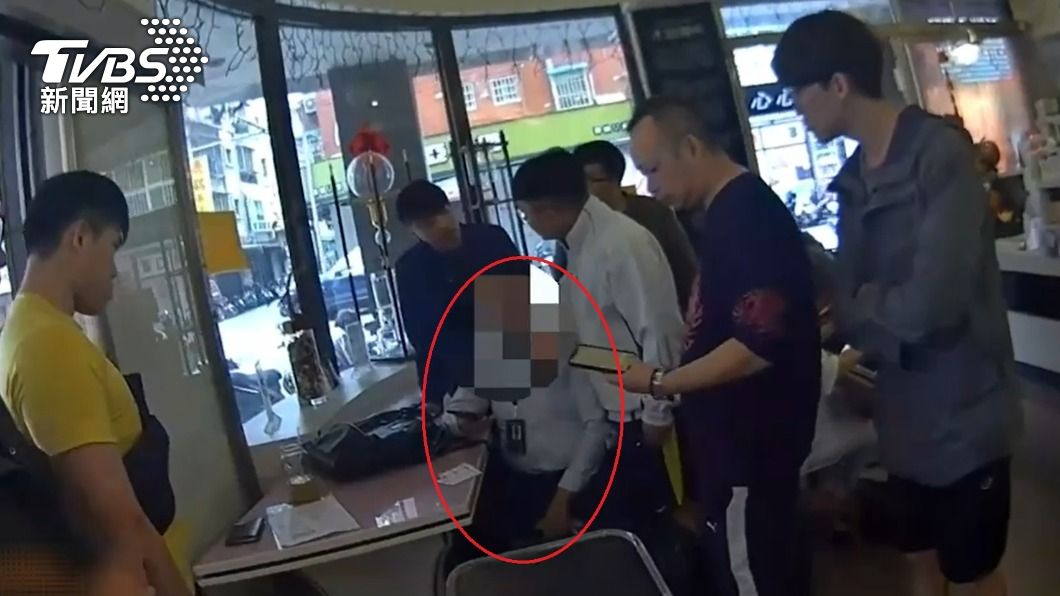 警方埋伏逮捕蔣姓車手。(圖/TVBS)