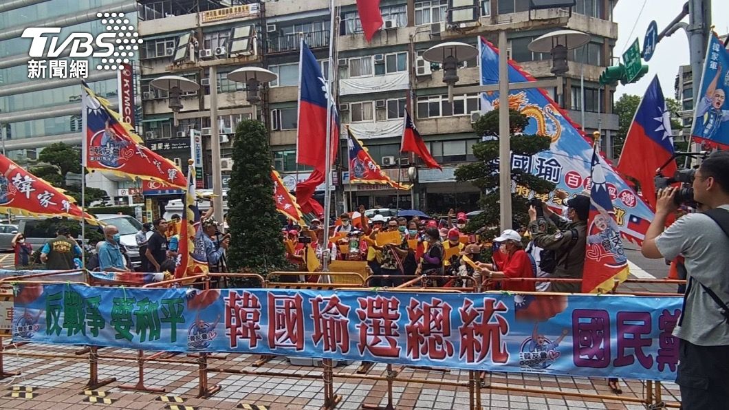 韓國瑜選總統!韓粉包圍國民黨 要求朱立倫棄徵召辦初選