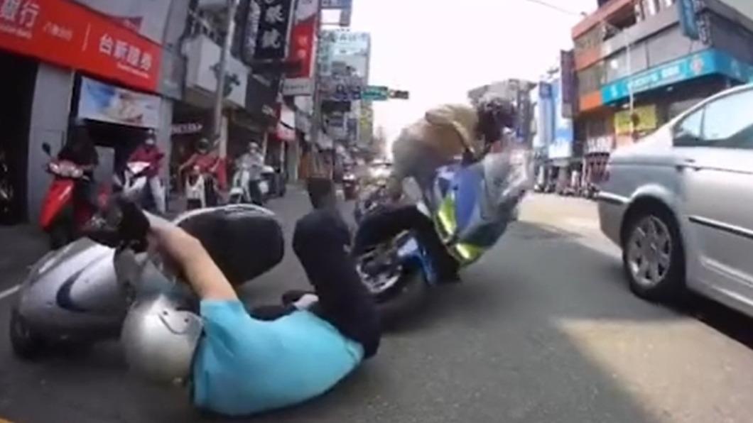 行人有「帝王條款」?嬤買菜悠哉闖紅燈 害機車撞成一團