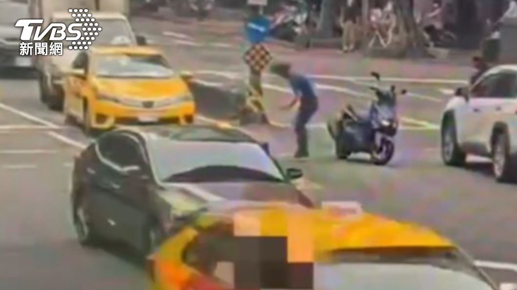 騎士遭撞後翻了一圈機車噴飛，他卻像沒事一樣站起身。（圖／TVBS）