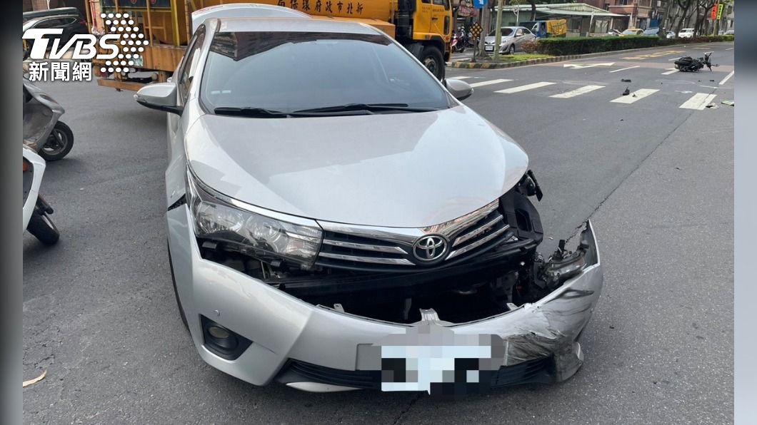 路口擦撞 騎士彈飛又撞2車、頭部重創昏迷中