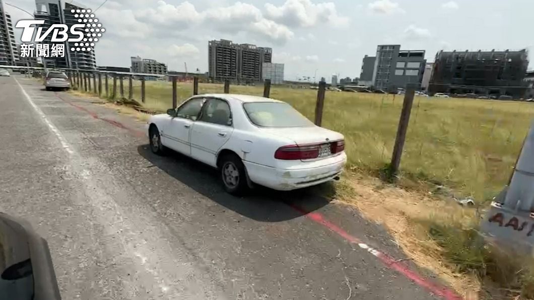 喝醉畫的?高雄路邊紅線如蚯蚓 包商無奈吐真相:車亂停