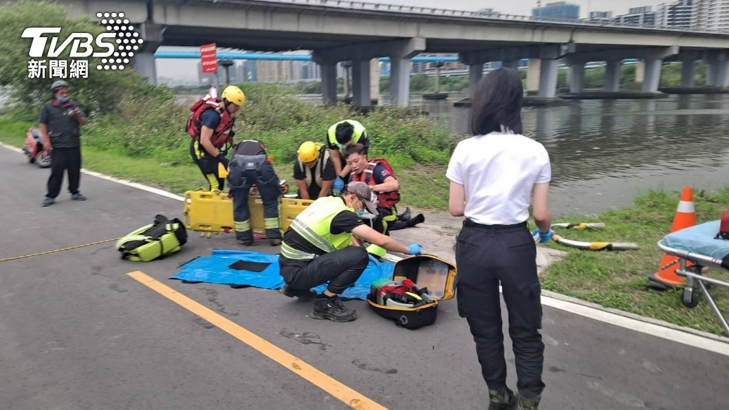 父墜大漢溪兒跳水救!消防船艇急打撈 送醫搶救仍死亡
